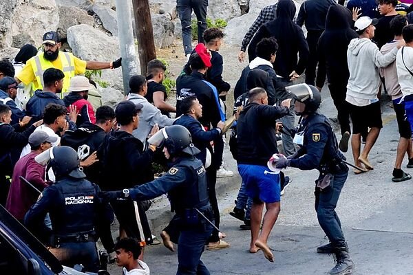 Ceuta avista la "normalidad": decenas de inmigrantes regresan a Marruecos y la playa de Benítez será vallada