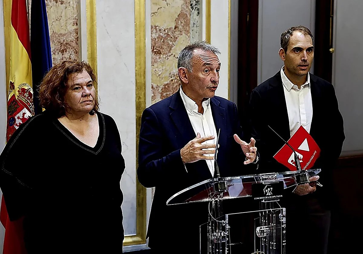 Los diputados artífices de la enmienda, en el escritorio del Congreso.
