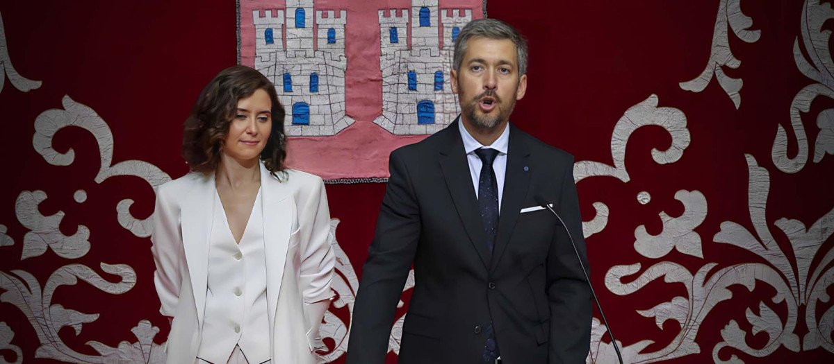 Isabel Díaz Ayuso y el consejero de Presidencia, Miguel Ángel García Martín, en la sede del Gobierno regional.