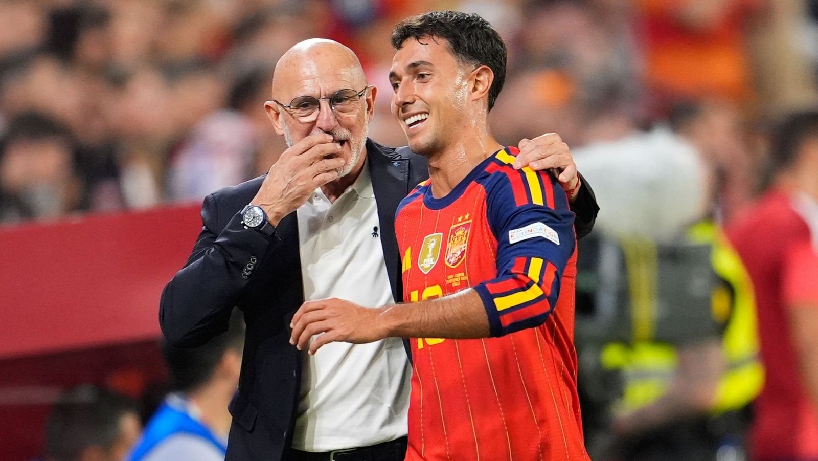 Luis de la Fuente dándole instrucciones a Martín Zubimendi