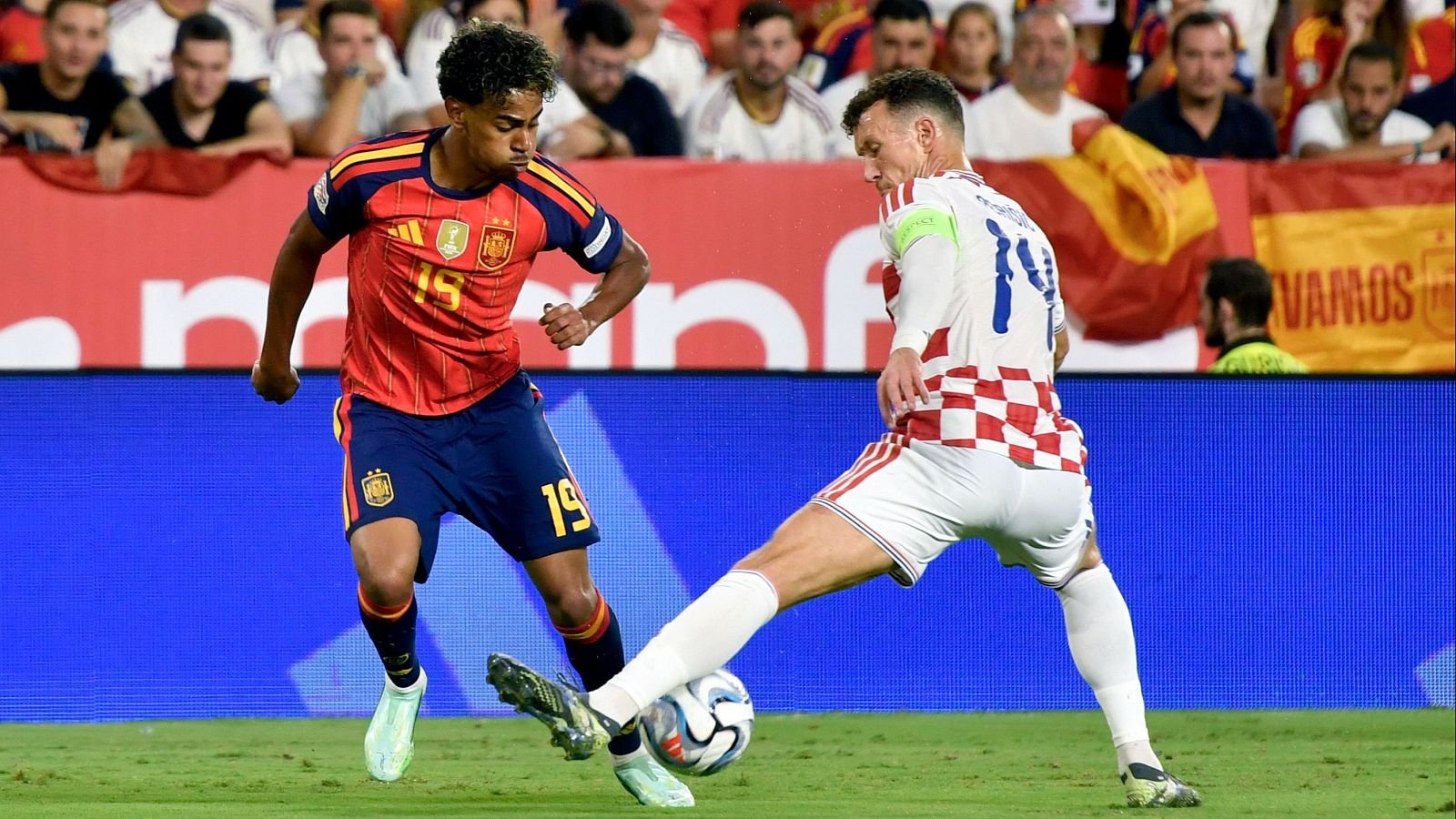 Lamine Yamal amagando al futbolista croata Ivan Perisic