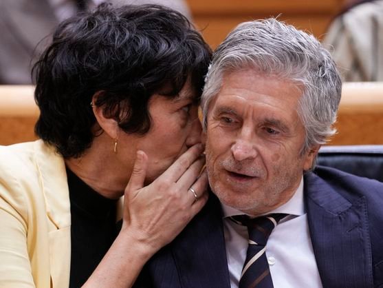 La ministra de Inclusión, Seguridad Social y Migraciones, Elma Saiz (i); junto al ministro del Interior, Fernando Grande-Marlaska