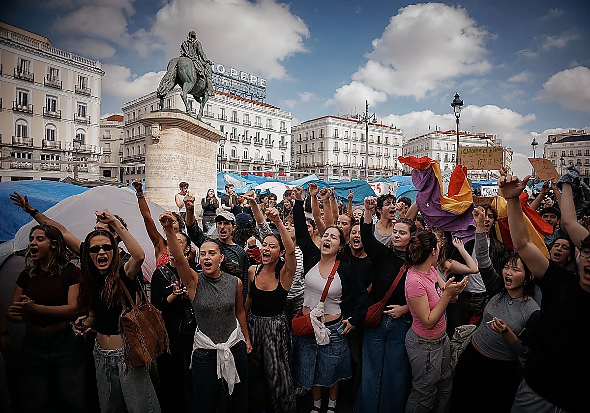 Manifestantes en Puerta del Sol en acampada por derecho constitucional a la vivienda